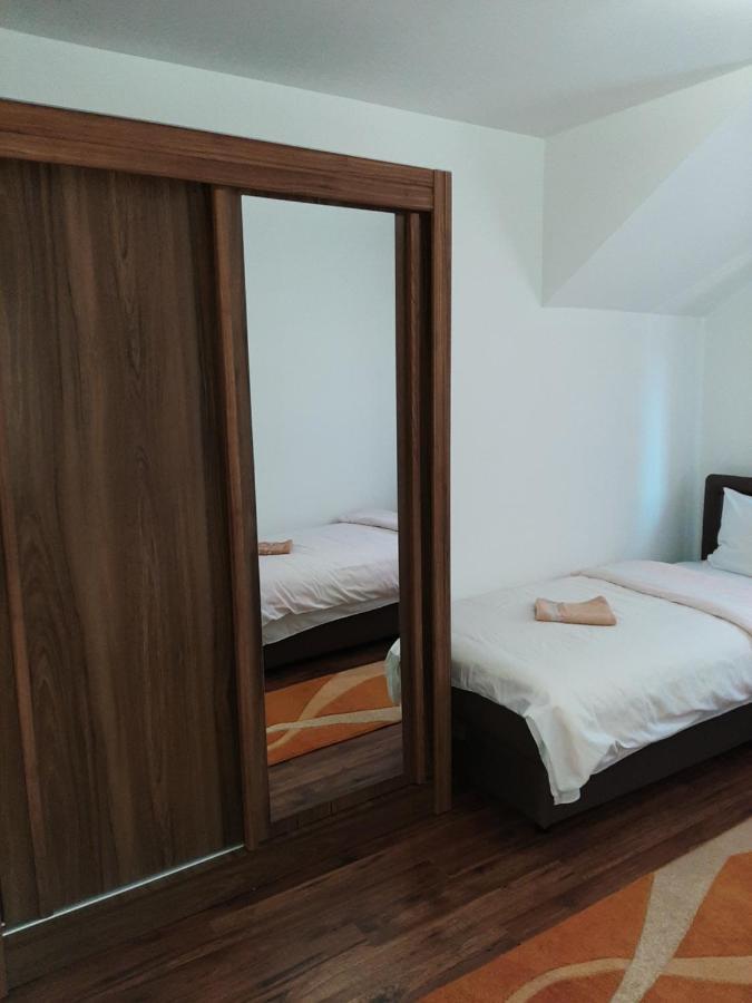 Apartmani Mia Vuksanovic Цетине Стая снимка